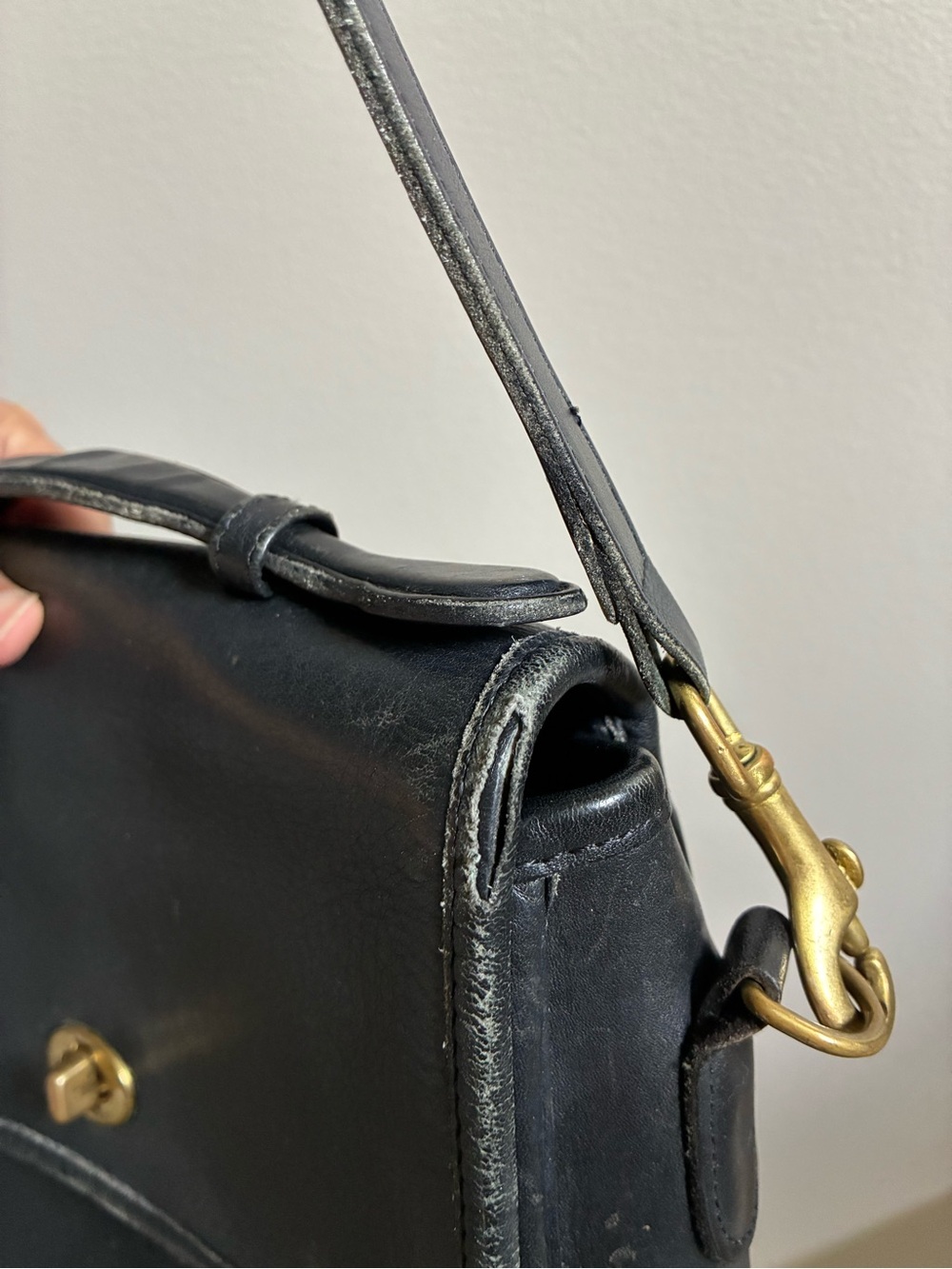 Vintage Coach Court Crossbody Black Leather Bag - Picture 3 of 9